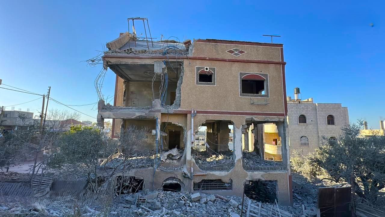 L'armée israélienne a fait exploser des parties de la maison de la famille d'un martyr à Qalqilya
