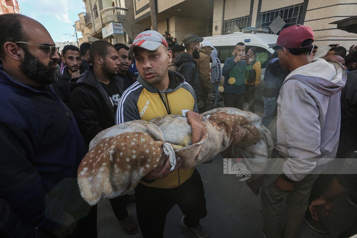 Une frappe aérienne israélienne tue quatre Palestiniens et en blesse d'autres à Gaza