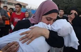 Un enfant tué et sa mère blessée lorsque les forces d'occupation ont bombardé leur tente à Beit Hanou