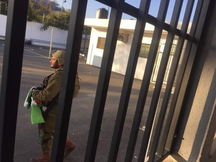 Les forces d'occupation prennent d’assaut une école et enlèvent le drapeau palestinien