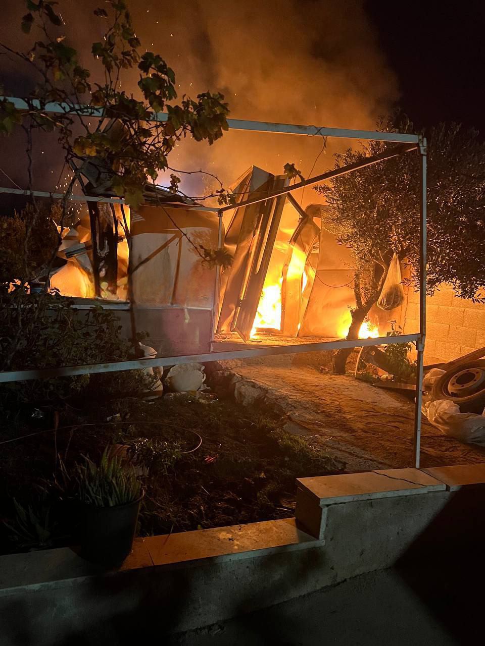 Des colons israéliens mettent le feu à des propriétés palestiniens dans deux régions à Naplouse