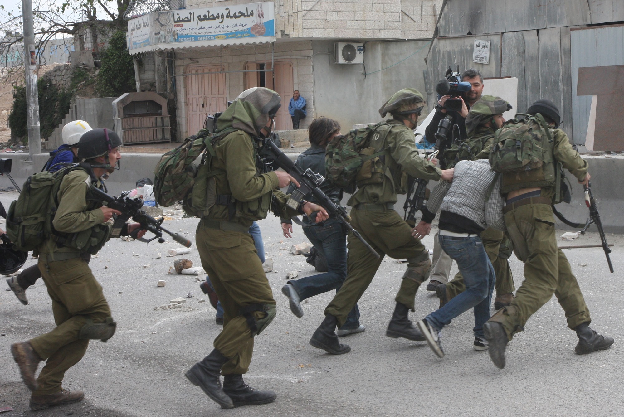 Les forces d’occupation capturent 13 citoyens en Cisjordanie