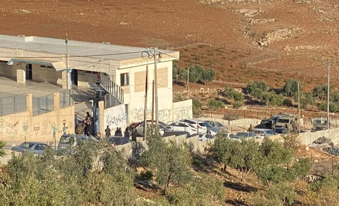 Les forces d’occupation prennent d’assaut et assiègent une école à Bethléem