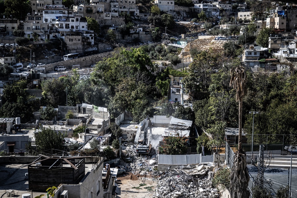 L'occupation démolit 7 appartements et déplace 32 personnes dans le quartier Al-Bustan à la bourgade de Silwan