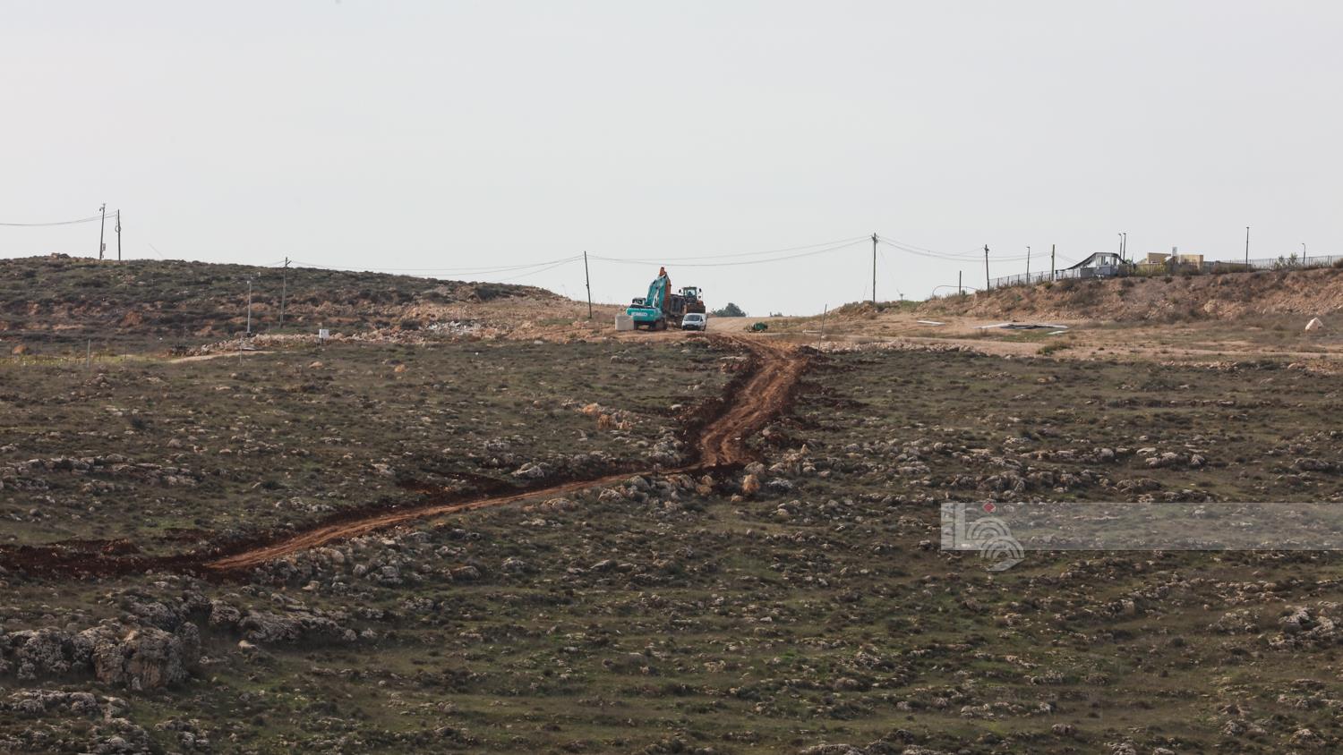 Des colons israéliens construisent une route coloniale dans le nord de la vallée du Jourdain