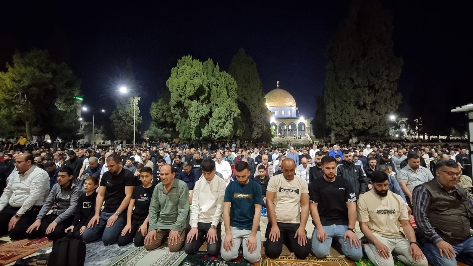 Des milliers de fidèles effectuent les prières d'Isha et de Tarawih à la mosquée Al-Aqsa.