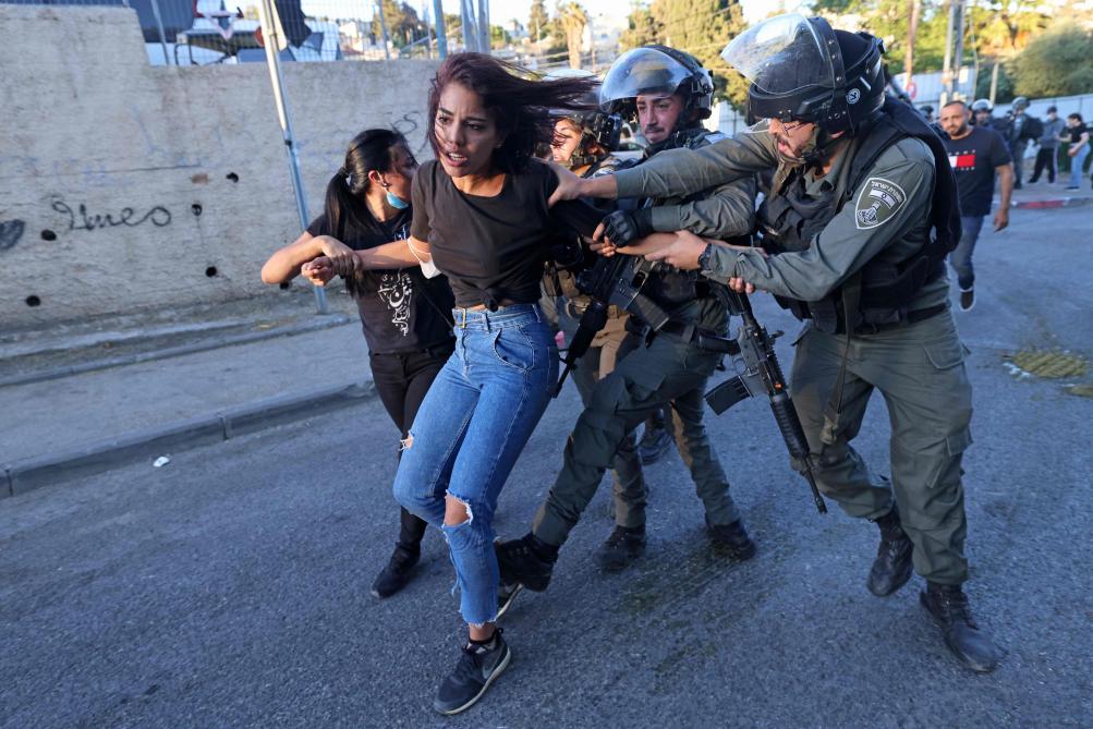 L'armée israélienne attaque les habitants et les militants de solidarité à "Sheikh Jarrah