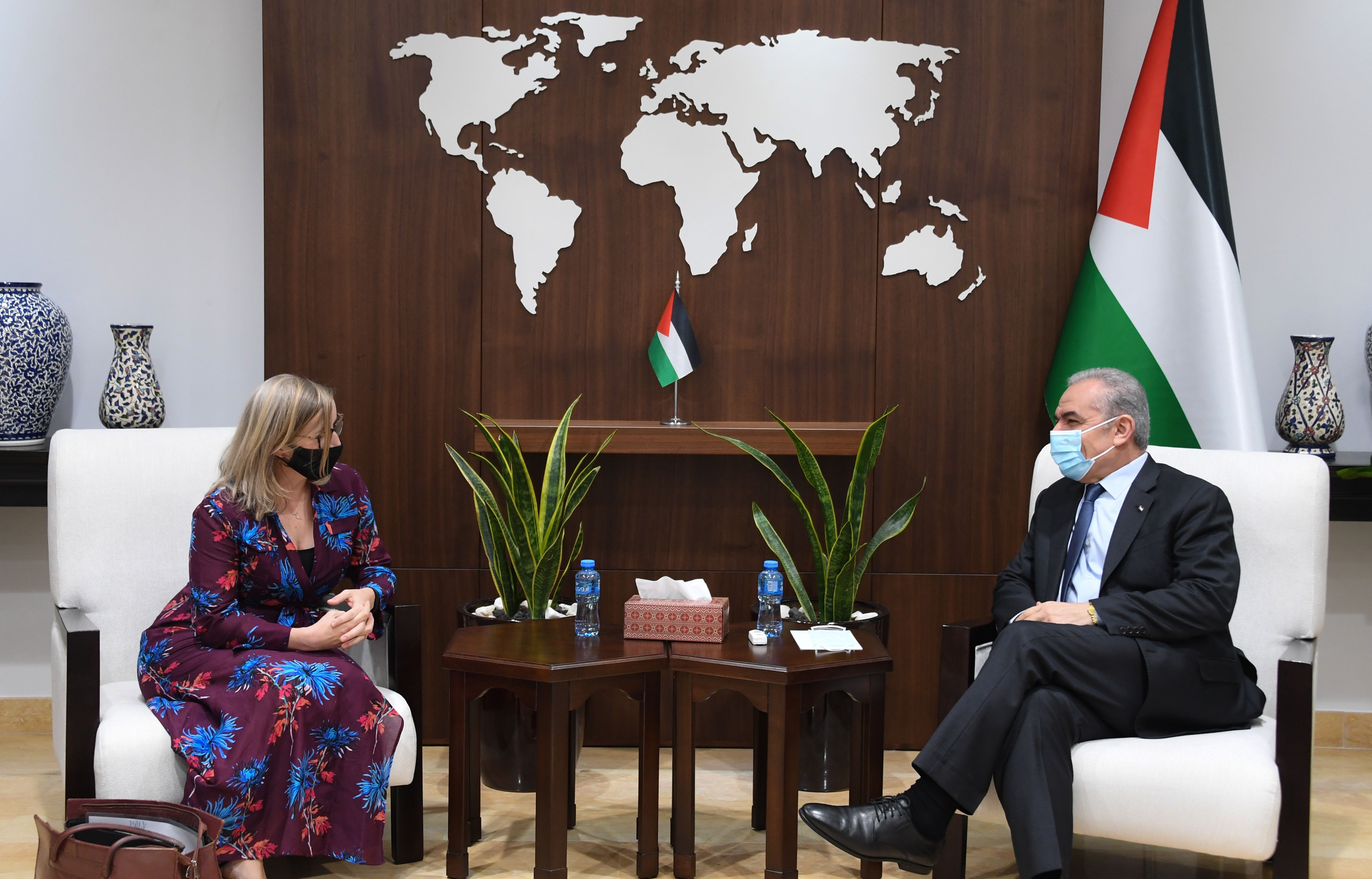 Shtayyeh discute des développements politiques avec le représentant du Canada