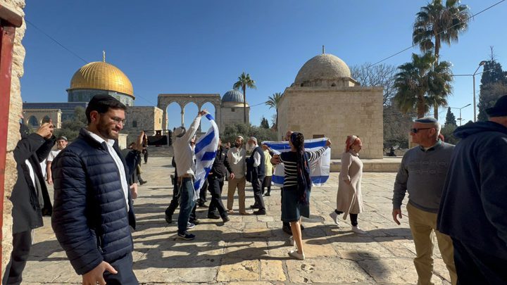 Des colons prennent d'assaut Al-Aqsa et hissent le drapeau de l'occupation dans ses cours