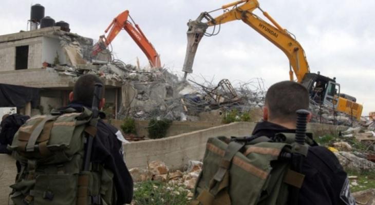Les forces d’occupation israéliennes démolissent trois maisons près de Bethléem