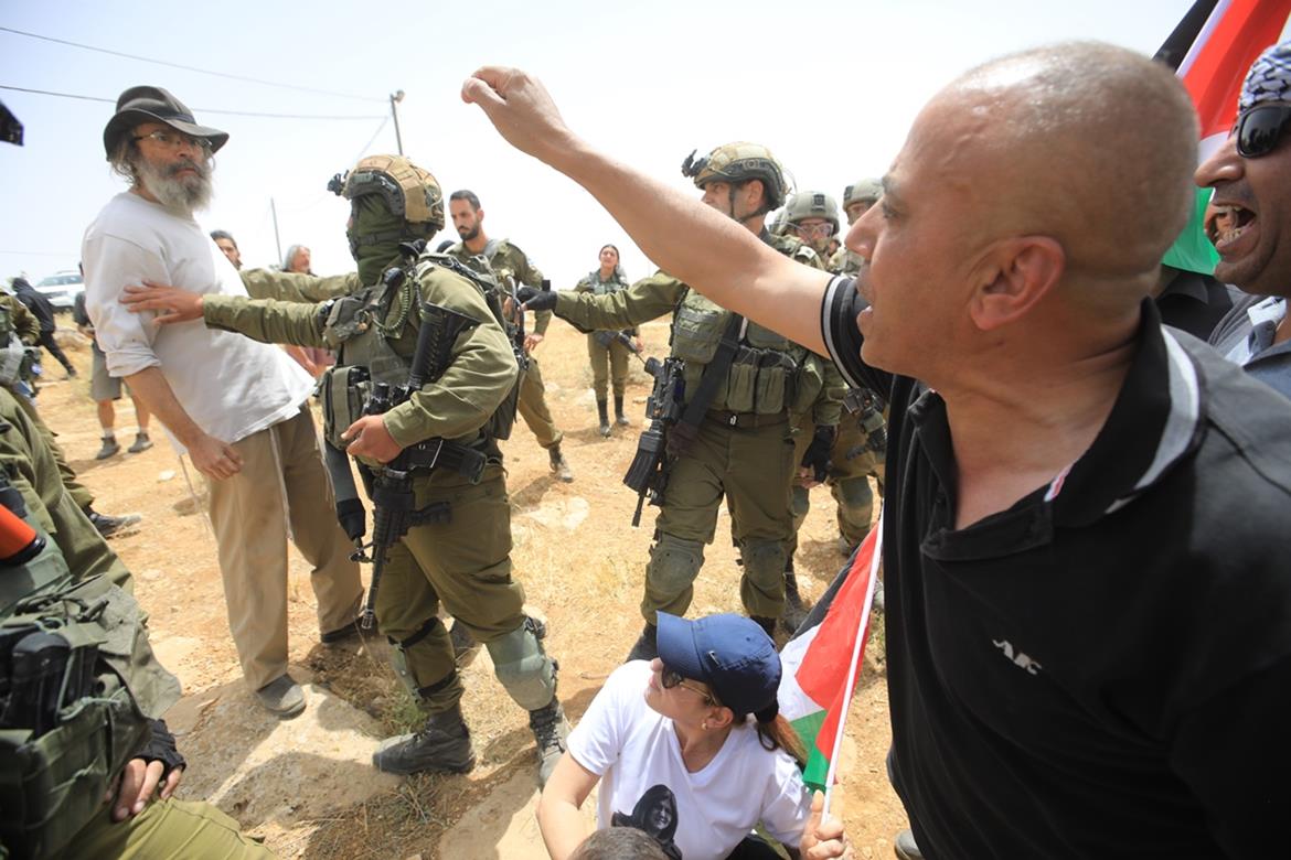 Des colons et des soldats israéliens agressent les participants dans une activité de planter les arbres à Masafer Yatta