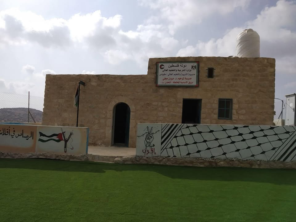 L'occupation et ses colons attaquent une école au nord de Tubas