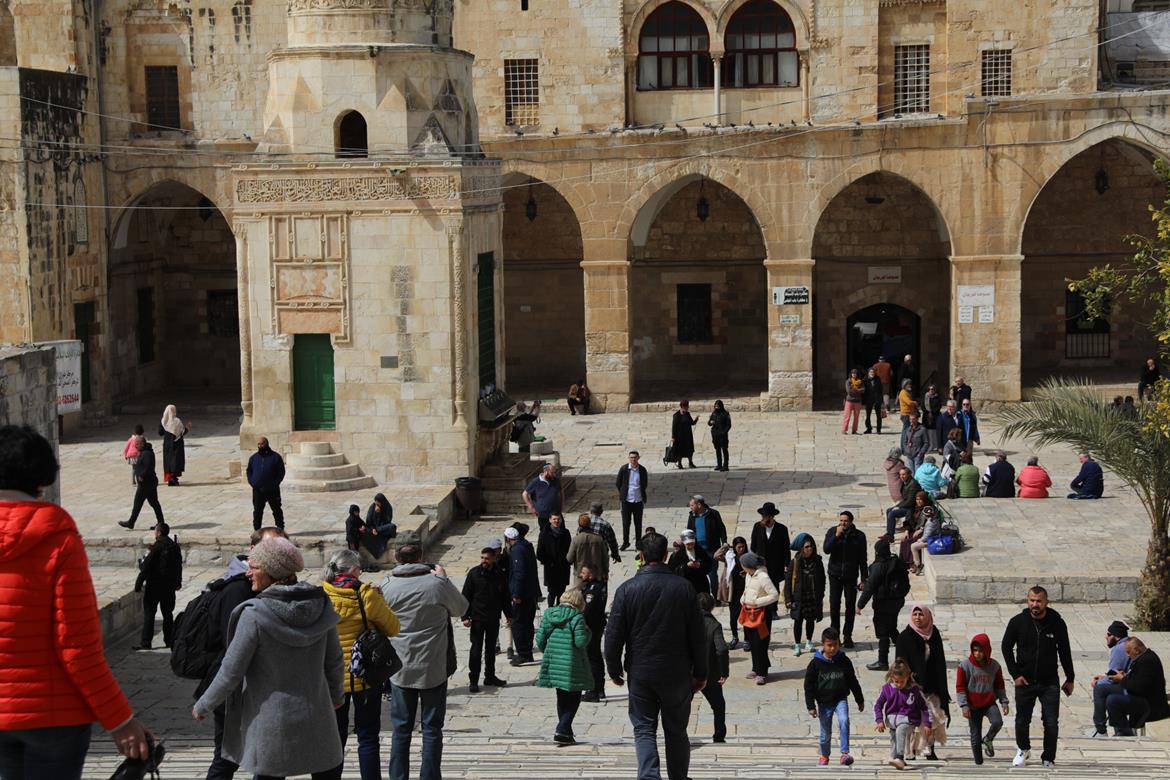 Sous une forte escorte des policiers israéliens, des colons prennent d’assaut la mosquée Al-Aqsa