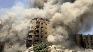 Un immeuble bombardé par l’aviation israélienne au centre de la capitale libanaise, Beyrouth