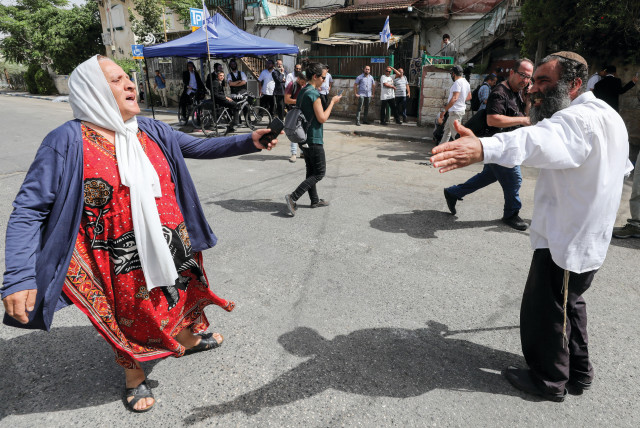Les forces israéliennes détiennent une femme Palestinienne et ferment les rues autour du quartier de Chekh Jarrah à Jérusalem occupée