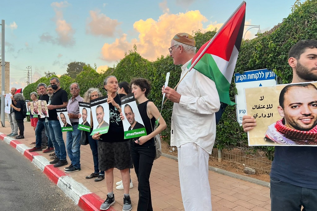 Une démonstration de soutient au détenu Awawda devant l'hôpital "Asaf Harofeh"