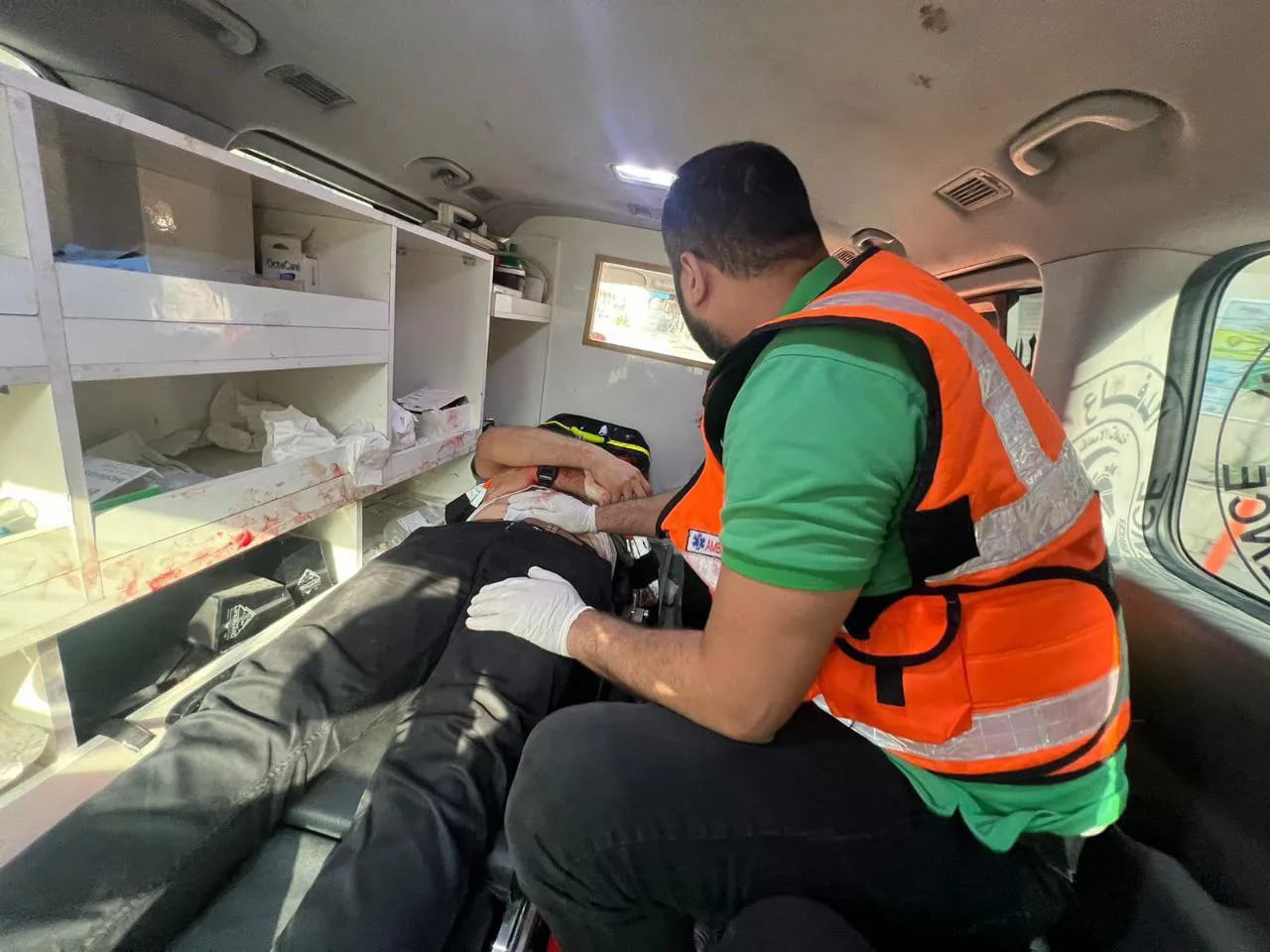 Un enfant blessé par des balles réelles de l'occupation dans le camp d'Aida, au nord de Bethléem