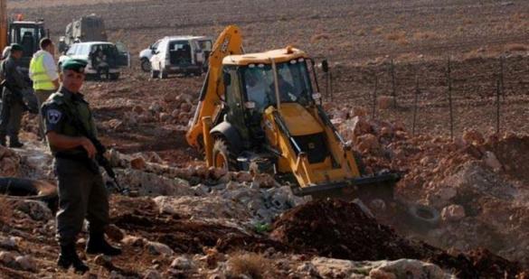 L'occupation comble un puit d'eau près de Tulkarem 