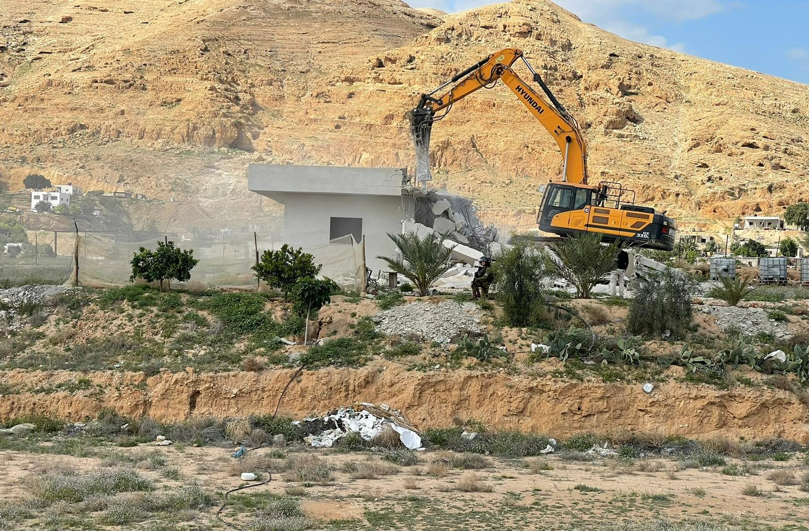 13 personnes laissées sans abri après que les forces d’occupation détruisent deux structures résidentielles à Jérusalem