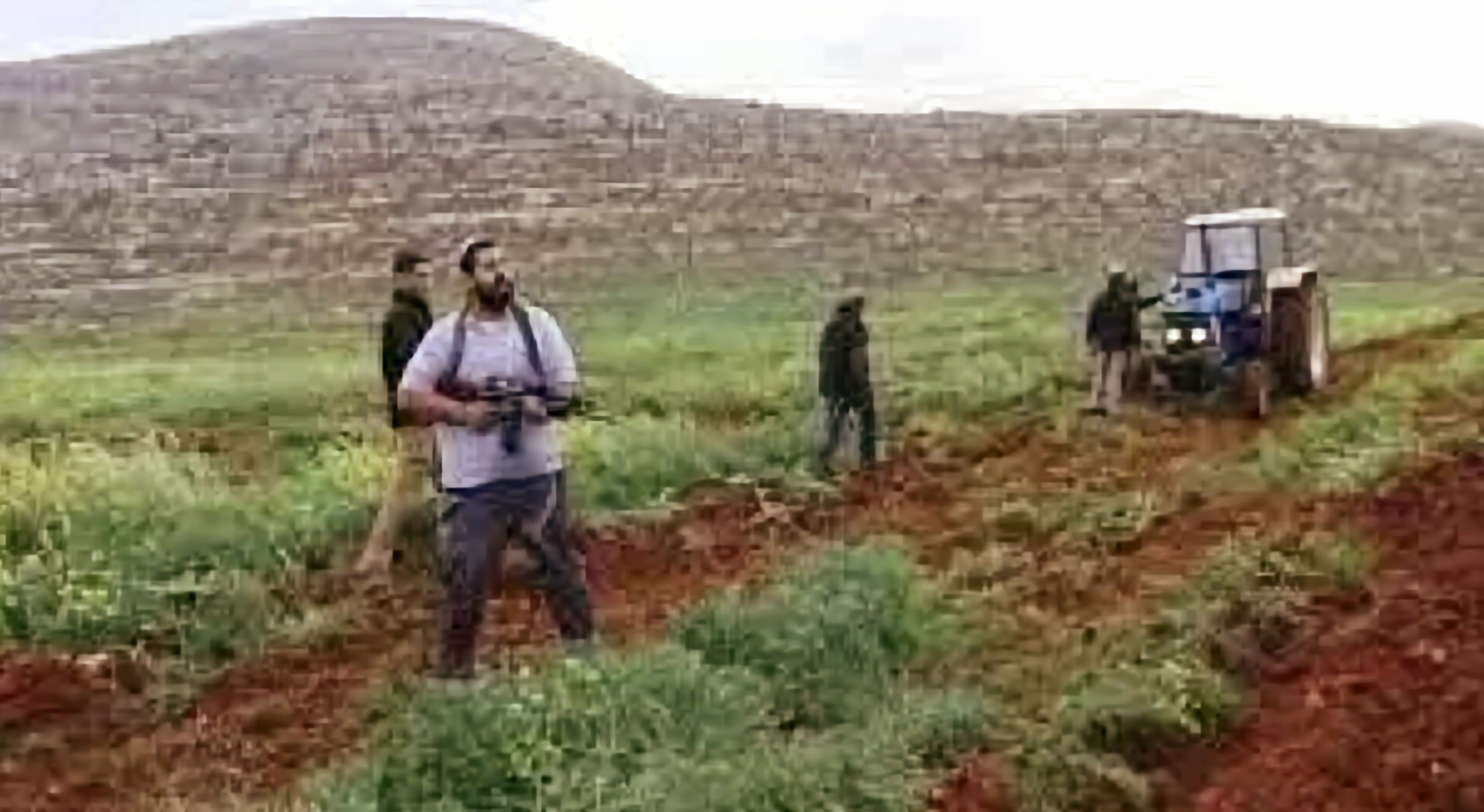 Des colons labourent des terres dans la ville de Sinjil près de Ramallah