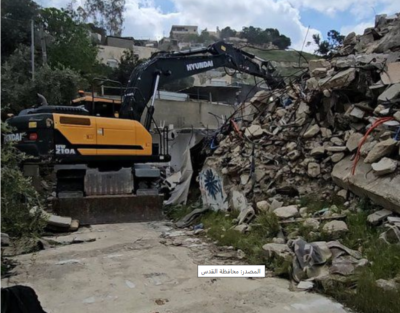 Les forces d’occupation forcent trois frères à démolir leurs maisons à Ras al-Amud