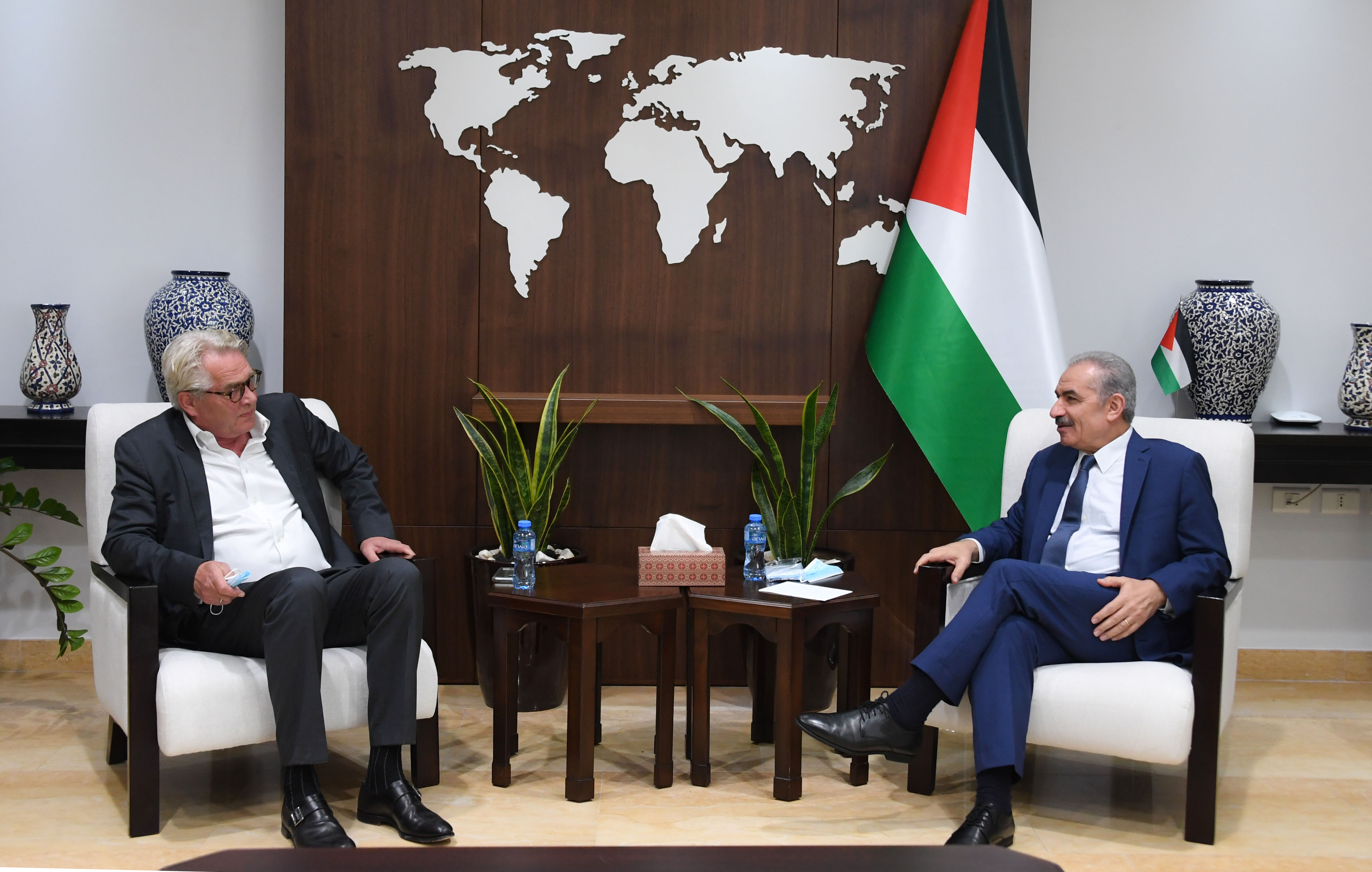 Shtayyeh appelle la communauté internationale à faire pression sur Israël pour respecter le droit international