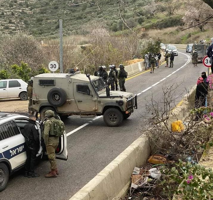 Les forces d’occupation attaquent et blessent des Palestiniens confrontant l’assaut par des colons à Khan Lubban