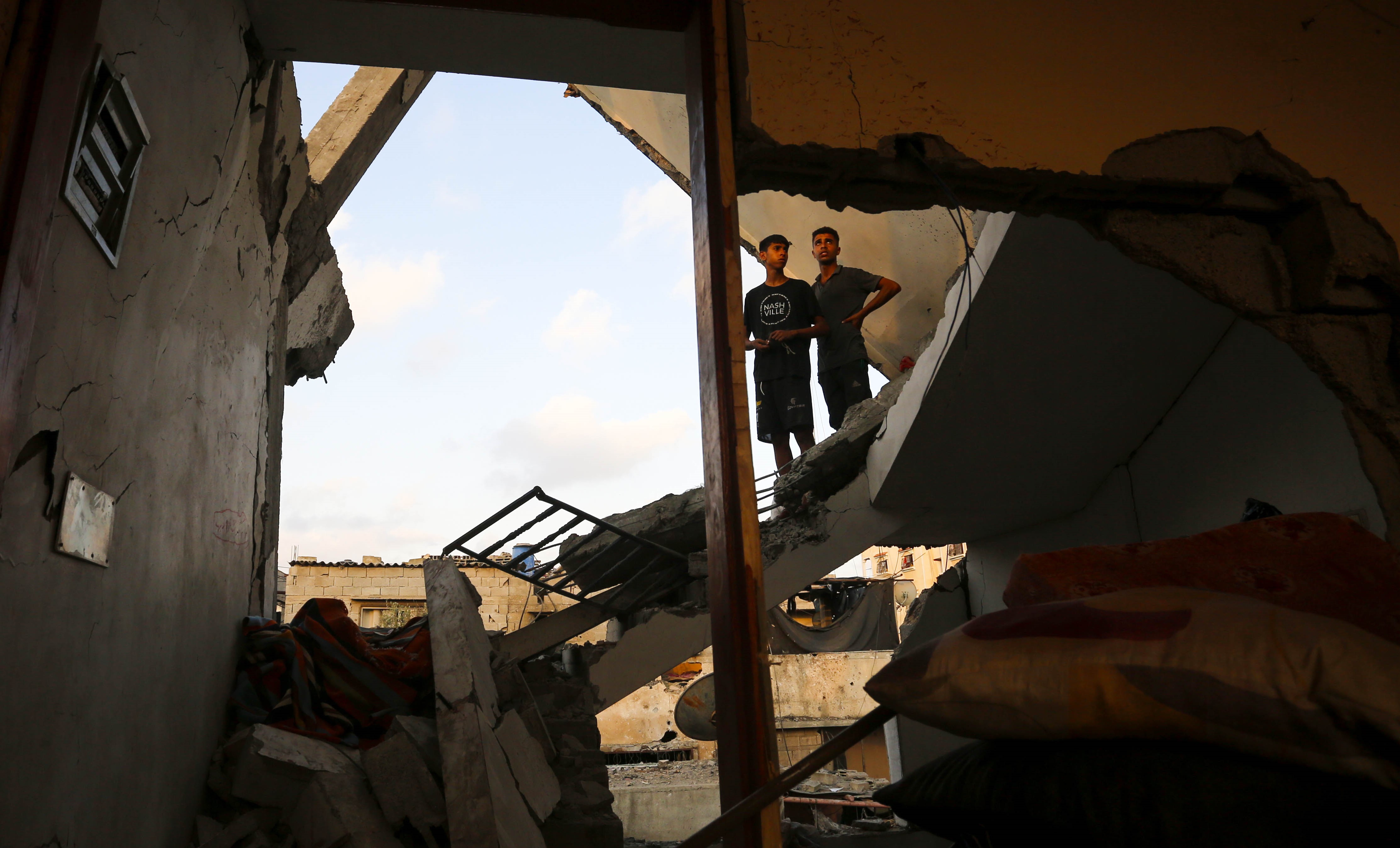 Les forces de l’occupation ravagent une maison au nord de Khan Yunis