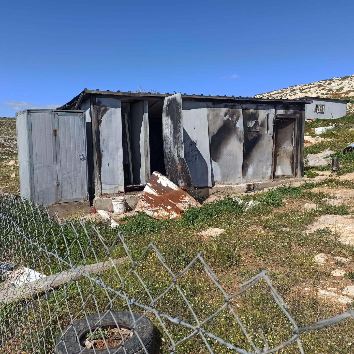Des colons saisissent des biens dans un hameau bédouin près de Jérusalem-Est