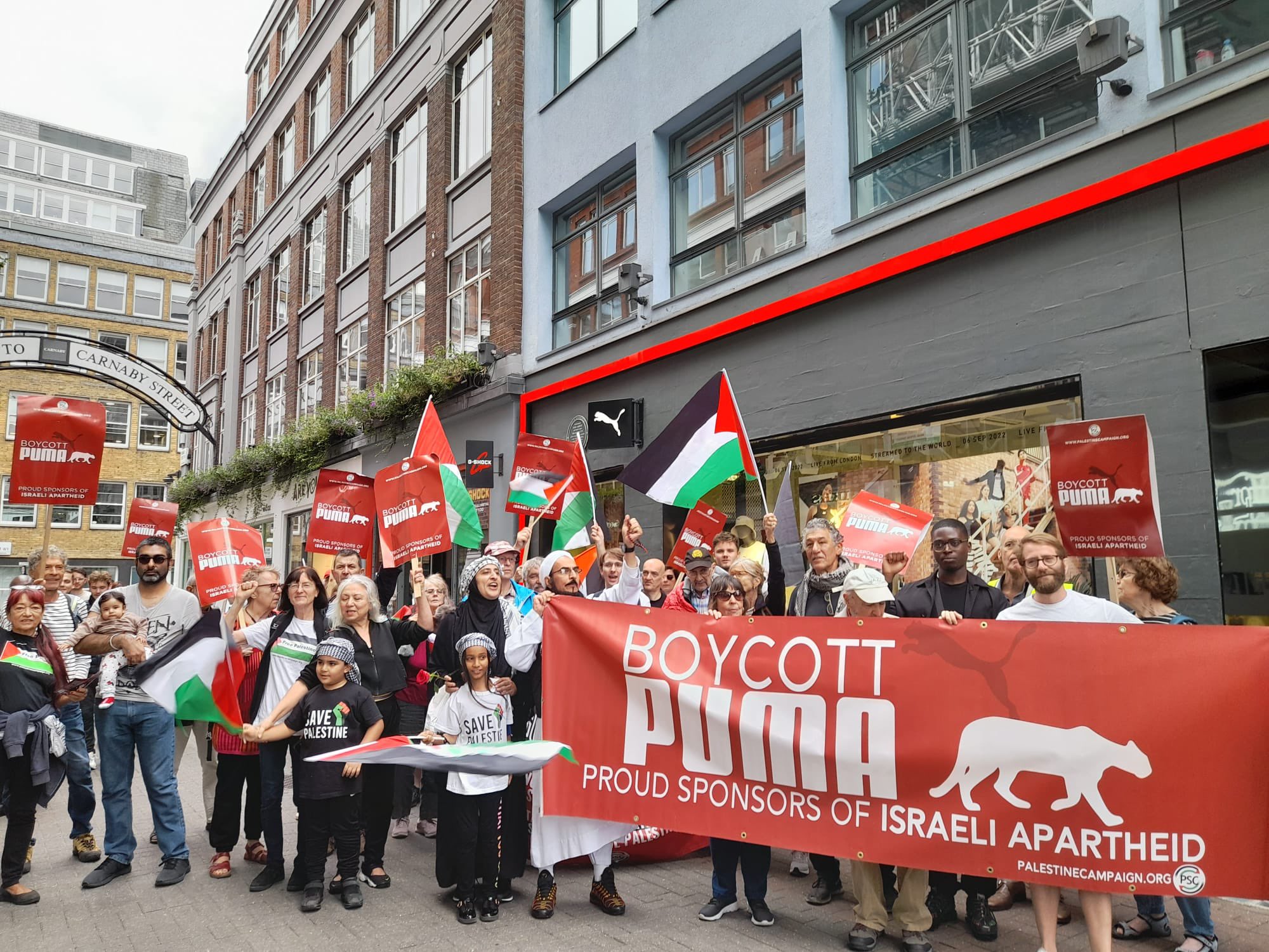 Des milliers de personnes célèbrent la Journée mondiale d'action #BoycottPUMA contre le parrainage par Puma de l'apartheid israélien