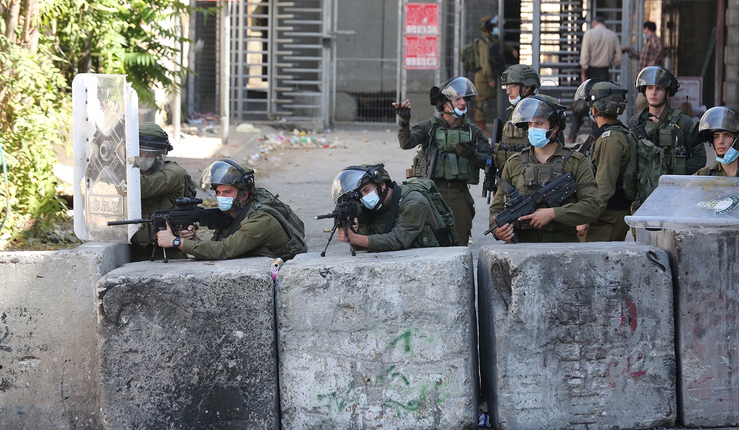 Des affrontements avec l’occupation à Hébron et les forces d’occupation s’emparent d’un camion et d’un bulldozer
