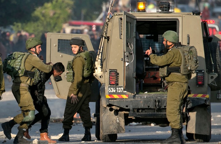 Les forces d’occupation israéliennes arrêtent 20 Palestiniens dont des ex-prisonniers en Cisjordanie occupée