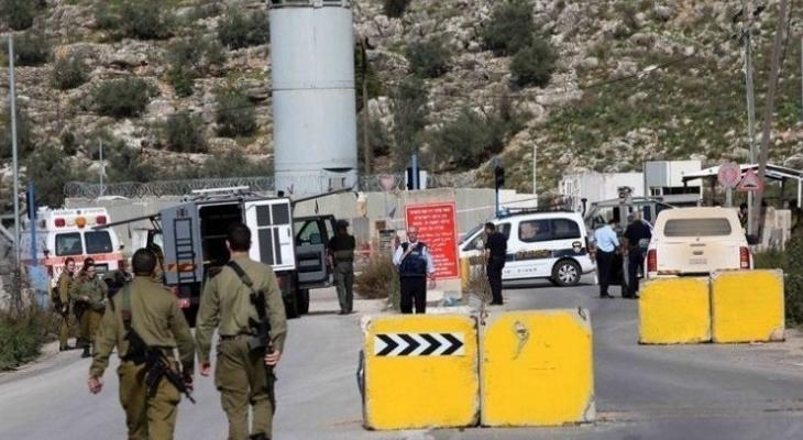 Hébron : l’armée de l’occupation installe des blocs de béton sur la rue menant à la Mosquée Al-Ibrahimi