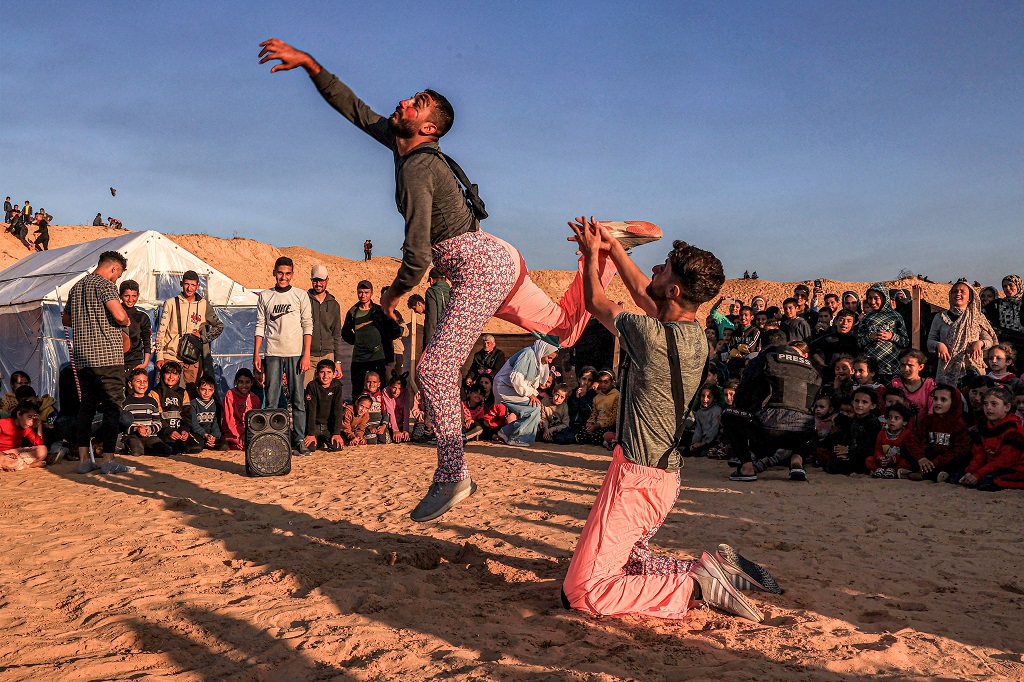 Des clowns tentent de redonner le sourire aux enfants de Gaza