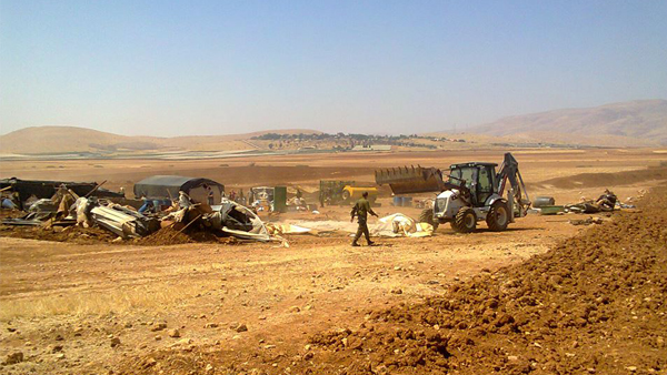 L'occupation notifie d’arrêter la construction dans une maison et des installations agricoles près d’Hébron 
