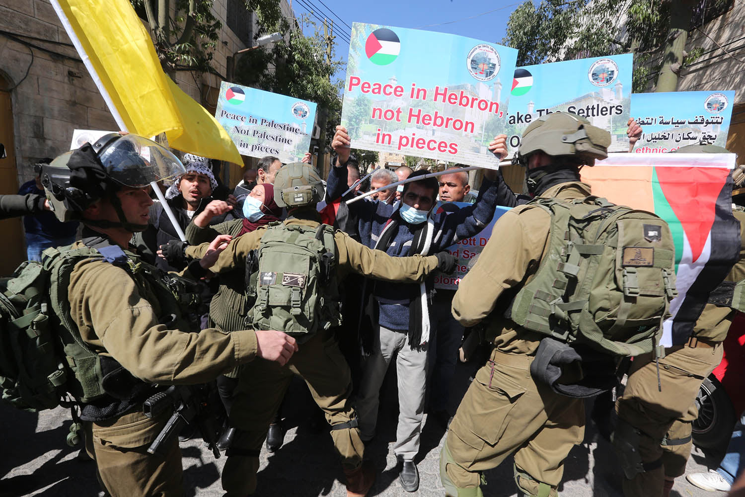 Les forces d’occupation répriment une manifestation commémorant le massacre de la mosquée d’Al-Ibrahimi