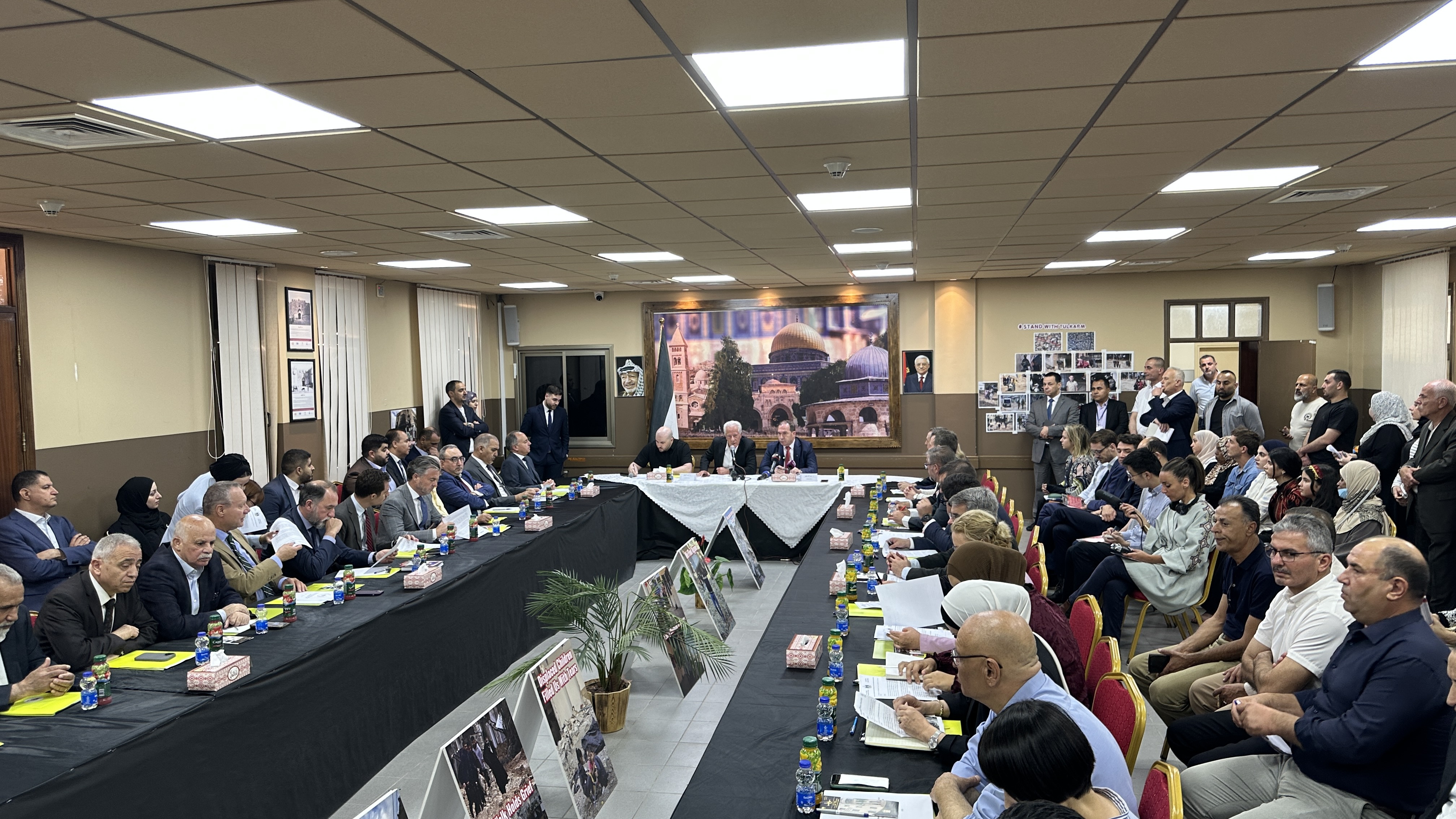 Le gouverneur de Tulkarem informe une délégation diplomatique de l’évolution de l’agression israélienne contre la ville et ses camps