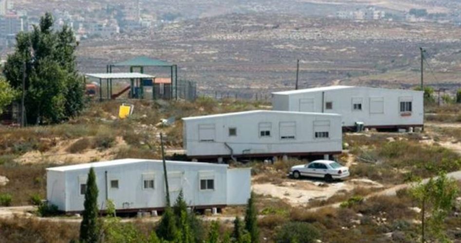 Des colons installent des caravanes et balayent des terres en Cisjordanie