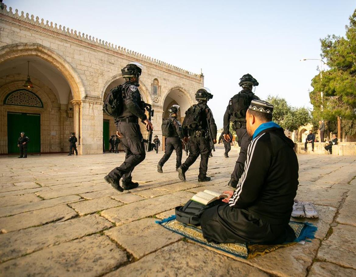 Les forces d'occupation envahissent la mosquée d'Al-Aqsa