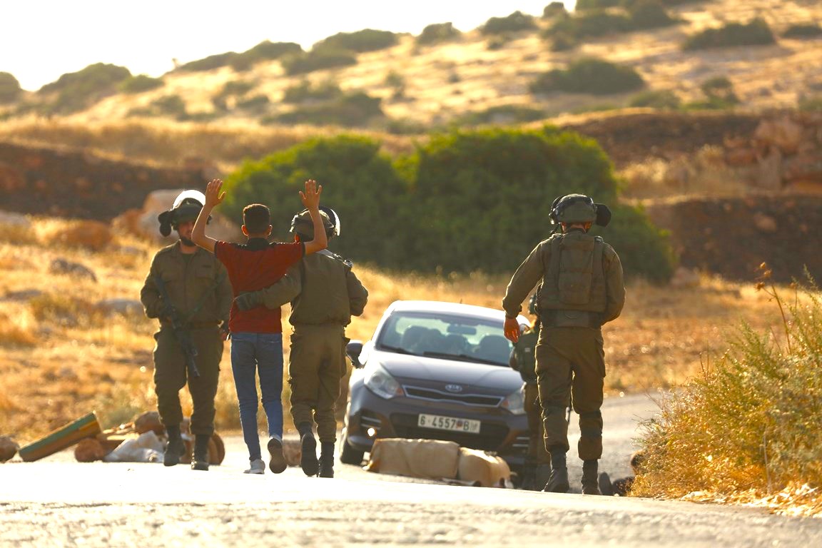 Les forces d'occupation arrêtent 27 Palestiniens, dont une femme, en Cisjordanie