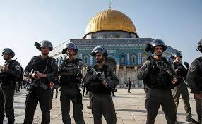 Les forces d'occupation prennent d'assaut la mosquée Al-Aqsa et évacuent de force ceux qui sont en isolement