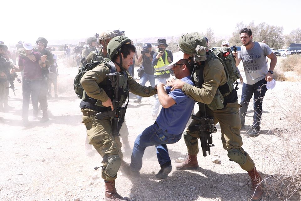 Les forces d’occupation arrêtent un citoyen et suffoquent des dizaines de citoyens à Tulkarem