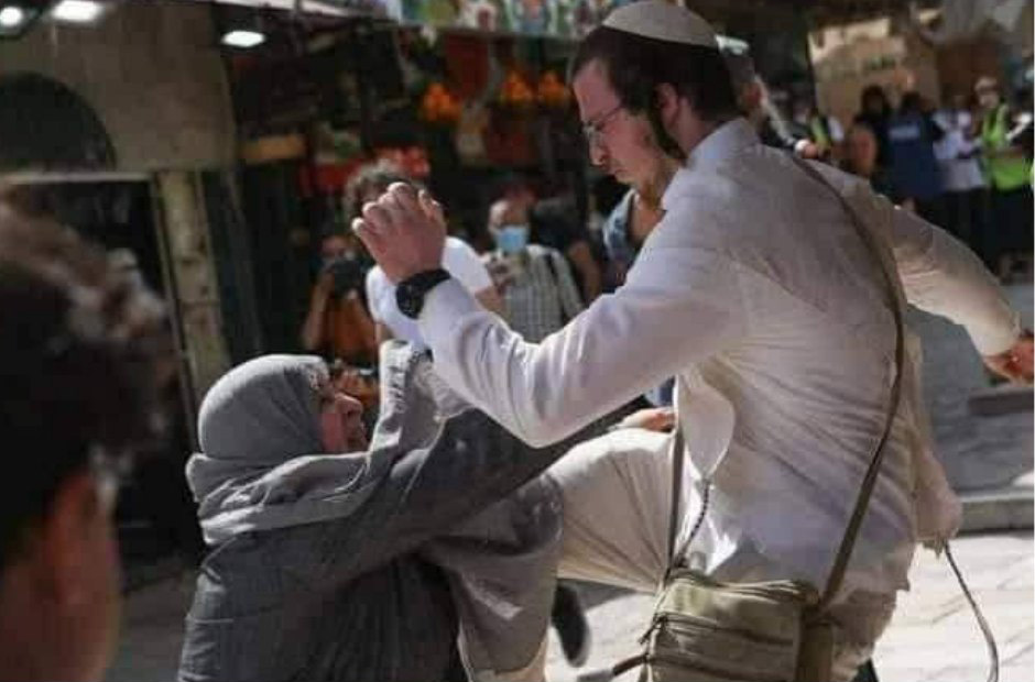 Des colons juifs agressent une femme Palestinienne à Jérusalem occupée