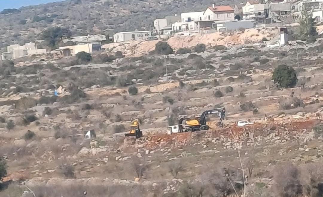 Des colons israéliens rasent la route principale menant à un village de Naplouse