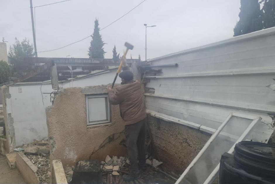 Les autorités d’occupation israéliennes obligent un Palestinien à démolir sa maison à Jérusalem occupée 
