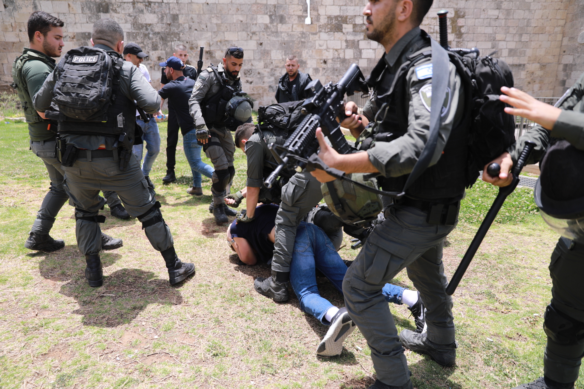 Des civils palestiniens attaqués par les policiers d'occupation à Jérusalem 