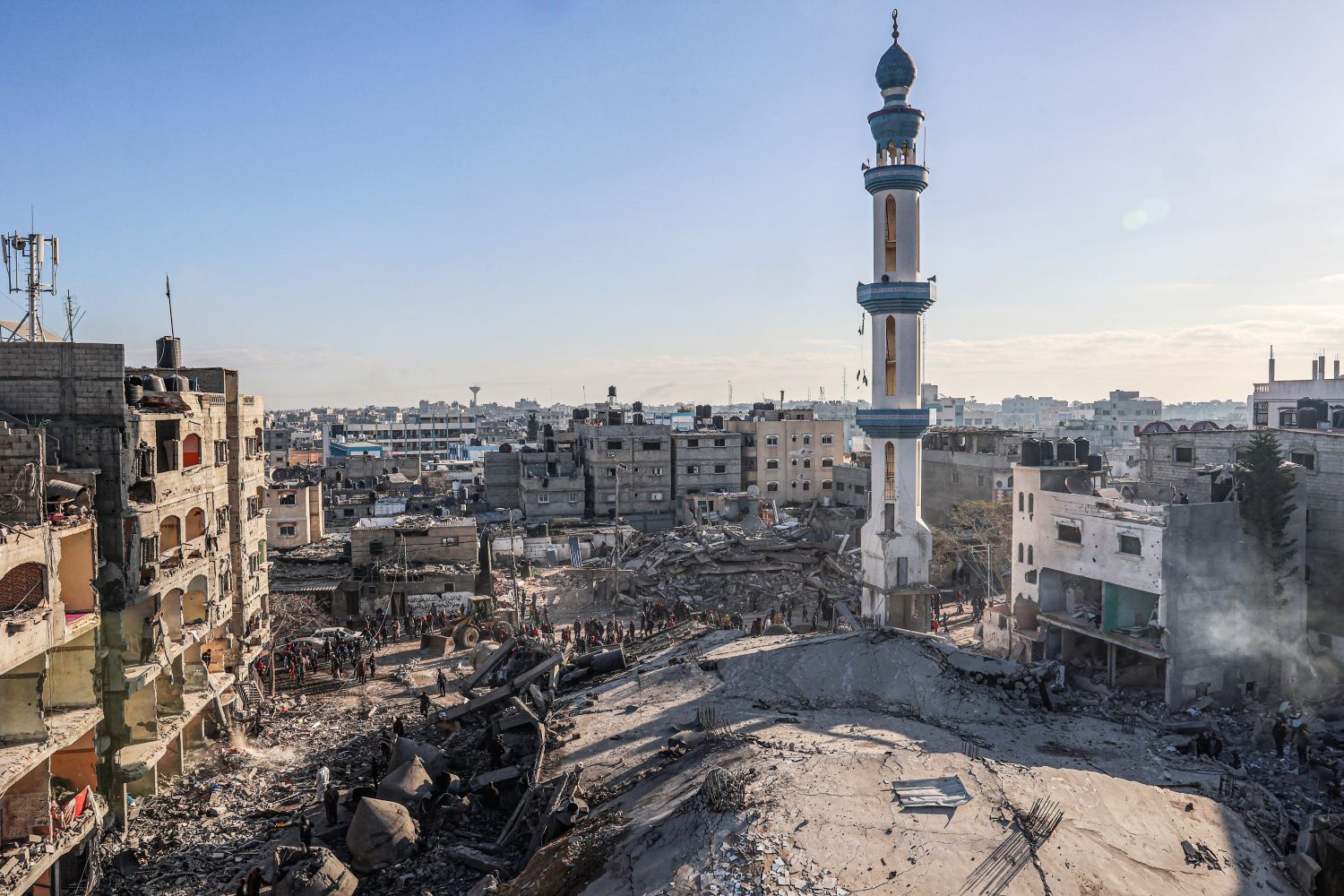 7 martyrs et des dizaines de blessés dans le bombardement d'occupation de maisons et d'une mosquée à Rafah