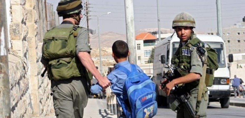 Les forces d'occupation israéliennes arrêtent 4 élèves près de Bethléem