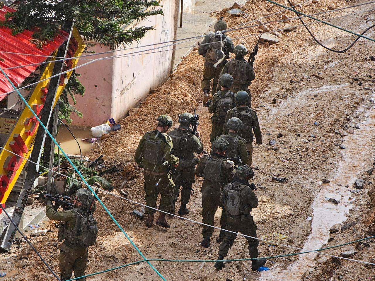 L'occupation continue de prendre d'assaut et d'assiéger la ville de Tammoun et le camp d'Al-Faraa pour la cinquième journée consécutive