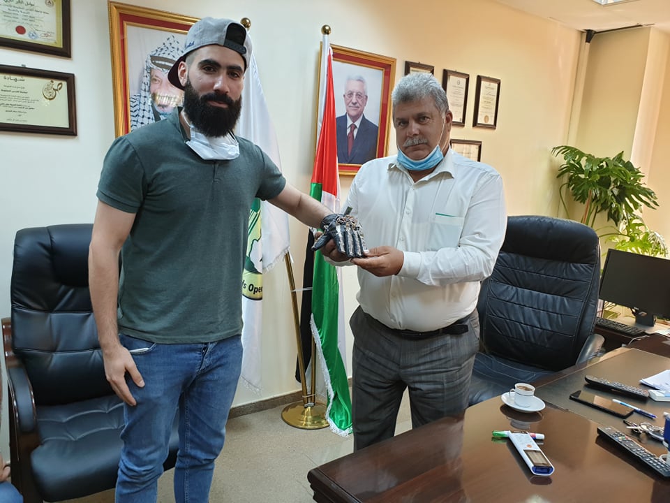 Un étudiant palestinien développe un gant électronique qui transforme les signes en textes